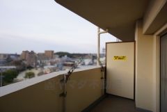 正午過ぎから日没まで、陽が射し込みやすい西向きバルコニー。