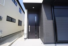 玄関扉にスリットのある明るい玄関です＾＾屋根があるので雨の日も安心してカバンの中から鍵が探せますね＾＾ 