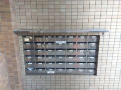 マンション内エントランスに集合ポスト完備＾＾雨の日でも郵便物を確認しやすく、日々の暮らしに便利な設備です。