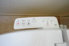 同仕様写真。温水、暖房、ウォシュレット付の高機能トイレです。