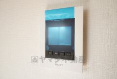 防犯はもちろん、セールスマン対策にもなるモニター付きインターホンです。 来訪者の顔が見えるので安心ですね＾＾