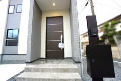 落ち着いたブラウントーンの玄関ドア。