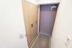 ご家族の靴をスッキリと片付けられるシューズボックス付きの玄関です＾＾スッキリと片付いた玄関は気持ちがいいです。 