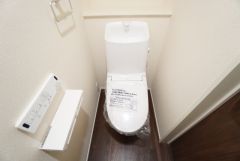 1階2階の2ヶ所にトイレがありますので、忙しい朝にも家族に気を使わず、ゆとりが生まれますね＾＾ 小窓付きで換気する時に便利です＾＾