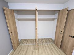 洋室にはハンガーパイプ付きのクローゼットが設けられています。たっぷり収納できるので衣替えの心配もいりませんね＾＾ その他全居室収納付き＾＾ 