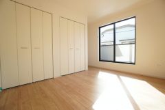 2階6.6帖洋室。主寝室としてお使いいただけそうなこちらのお部屋は、日当たりが良く、爽やかな風を感じて起きる朝は、快適生活の始まりに。