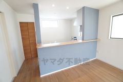 対面式カウンターキッチンでお子様の様子が見守れます。カウンタートップは耐熱性に優れており、日ごろのお掃除もふき取るだけでＯＫ＾＾