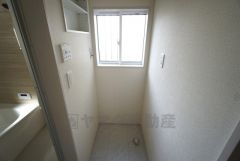 ランドリースペース上部には窓も付いており換気に便利です＾＾