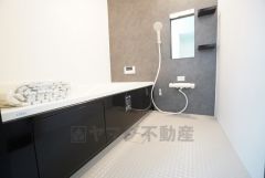 1日の疲れを癒すくつろぎのバスルーム。足を伸ばしてもゆったりと入れるサイズです。お子様と一緒にお風呂に入っても狭くないですね＾＾