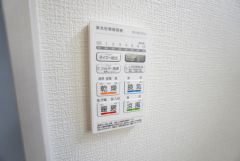雨の日の洗濯も安心できる浴室暖房乾燥機付き浴室。リモコンで操作もボタン1つで簡単。