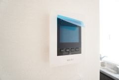 防犯性、セキュリティ対策に安心できるテレビモニター付きインターフォンです。セールスマン対策にもなり安心できます。