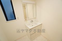 三面鏡裏収納付き洗面化粧台です＾＾ 歯磨きセットやスキンケア用品などの収納に便利ですね。