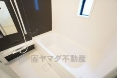 1日の疲れを癒すくつろぎのバスルーム。足を伸ばしてもゆったりと入れるサイズです。お子様と一緒にお風呂に入っても狭くないですね＾＾