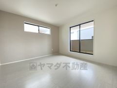8帖。主寝室としてお使いいただけそうなこちらのお部屋は、日当たりが良く、爽やかな風を感じて起きる朝は、快適生活の始まりに。アクセントクロスでお洒落な空間＾＾