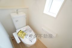 1階2階の2ヶ所にトイレがありますので、忙しい朝にも家族に気を使わず、ゆとりが生まれますね＾＾ 小窓付きで換気する時に便利です＾＾ 