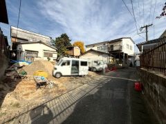 前面道路。南側4ｍ公道。車通りが少なく駐車もラクラクです＾＾
