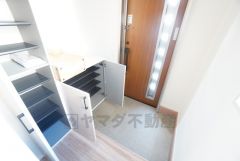 ご家族の靴をスッキリと片付けられるシューズボックス付きの玄関です＾＾スッキリと片付いた玄関は気持ちがいいです。