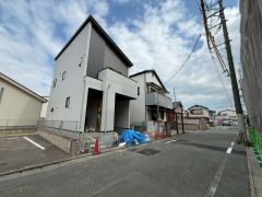前面道路は南西側約5.7ｍの公道に面しています。