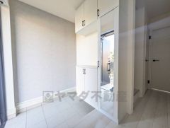 採光も考えられた明るい玄関です。たっぷり収納できるシューズボックス付きなので、家族全員の靴がきれいに整頓できます。