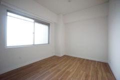 主寝室としてお使いいただけそうなこちらのお部屋は、日当たりが良く、爽やかな風を感じて起きる朝は、快適生活の始まりに。