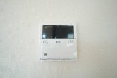 キッチン横からお湯張り、追い炊き、足し湯がボタン一つで楽々操作できる給湯機リモコンです。忙しい夕飯準備の時間帯に重宝しますね。