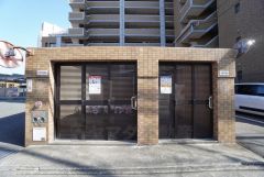 1階エントランス横にゴミ捨て場があります＾＾嬉しい屋根・ドア付き＾＾