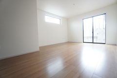 大きな掃き出し窓のあるリビングは、陽光あふれる明るい空間です。ゆったりと寛げる憩いの場となりそうです。