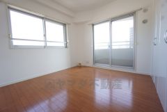 6.4帖。主寝室としてお使いいただけそうなこちらのお部屋は、日当たりが良く、爽やかな風を感じて起きる朝は、快適生活の始まりに。 