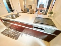 対面式キッチンなのでリビングにいるご家族とコミュニケーションを取りながら洗い物や、お料理が楽しめそうですね＾＾ 