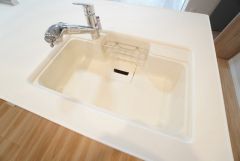 広々とした凸型シンクに洗剤ポケットを標準装備。大きなお鍋など洗いやすいです。