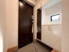 採光も考えられた明るい玄関です。たっぷり収納できるシューズボックス付きなので、家族全員の靴がきれいに整頓できます。