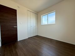 木の温もりがやさしいフローリングとシンプルなクロスです＾＾