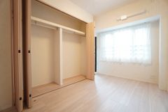 暖かい日差しが差し込む洋室。たっぷり収納できるクローゼット付きでお部屋の中をすっきりと快適に保てます。