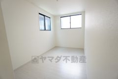 2面採光を確保した明るい室内は、風通しも良く、大変居心地の良い空間となっております。寝室としてもおすすめです。