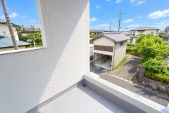 広々としたバルコニー。 天気のいい日にはお布団もまとめて干せそうですね＾＾