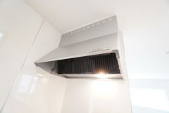 お手入れが簡単なスリム型レンジフードです。調理により発生する油煙や臭いを吸い込み、屋外へ排気してくれます。