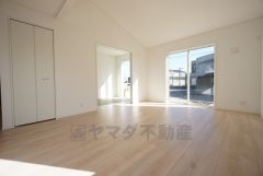 大きな掃き出し窓のあるリビングは、陽光あふれる明るい空間です。ゆったりと寛げる憩いの場となりそうです。