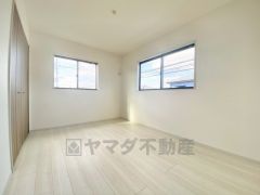 6帖洋室。家具を選ばないナチュラルなフローリングとシンプルなクロスです＾＾