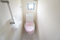 温水洗浄機付トイレです。節水機能もあるので、安心して使えますね。もちろん、1階2階の2ヶ所にトイレがあるので、忙しい朝にもゆとりができますね。