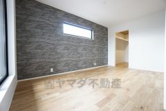 7.5帖。主寝室としてお使いいただけそうなこちらのお部屋は、日当たりが良く、爽やかな風を感じて起きる朝は、快適生活の始まりに。アクセントクロスでシックなお部屋です＾＾