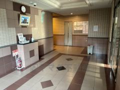 清掃の行き届いたきれいなエントランス。