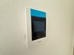 防犯はもちろん、セールスマン対策にもなるモニター付きインターホンです。 来訪者の顔が見えるので安心ですね＾＾