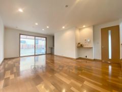 大きな掃き出し窓のあるリビングは、陽光あふれる明るい空間です。ゆったりと寛げる憩いの場となりそうです。 