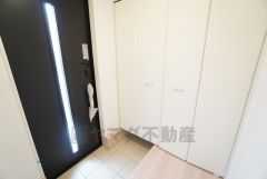 玄関扉にスリットのある明るい玄関です＾＾ ステキな玄関で帰ってくるのが楽しみになりそうですね＾＾