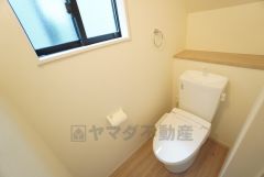 1階2階の2ヶ所にトイレがありますので、忙しい朝にも家族に気を使わず、ゆとりが生まれますね＾＾ 小窓付きで換気する時に便利です＾＾