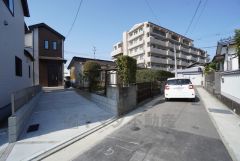 前面道路は南東側約3.9ｍの公道に面しています。住人以外の車の進入も少なく、小さなお子様を持つご家庭にも安心です＾＾ 