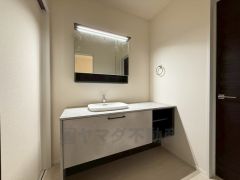 スタイリッシュでお洒落な洗面台＾＾歯磨きセットやスキンケア用品などの収納に便利ですね。 生活感も隠すことができ、来客時にも安心です。