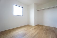 木目調のシンプルデザインで落ち着きと安らぎの空間に仕上げています。各部屋に収納が完備されているので、お荷物が増えても安心の設計です。