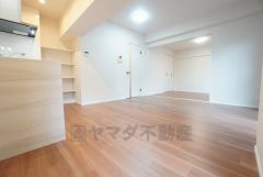 窓から光が差し込む明るいダイニングです＾＾