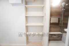 衣類やタオルの収納スペースを確保。 雑然とした洗面室がすっきり片付けやすくなりますし、パジャマや下着を個室に取りに行くという手間も省けます。